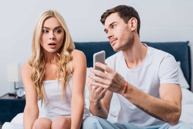 Comment savoir si votre petite amie cache quelque chose sur son téléphone (13 façons de vérifier)