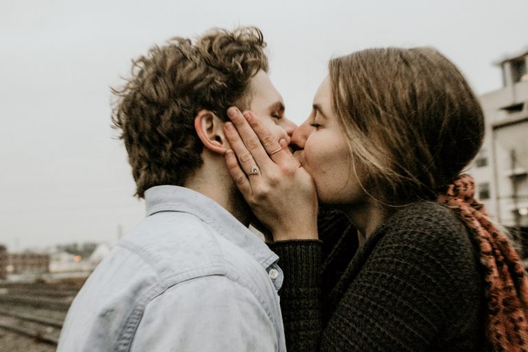 Est-ce qu’un gars vous embrasserait s’il n’était pas intéressé ? (RÉPONSES)