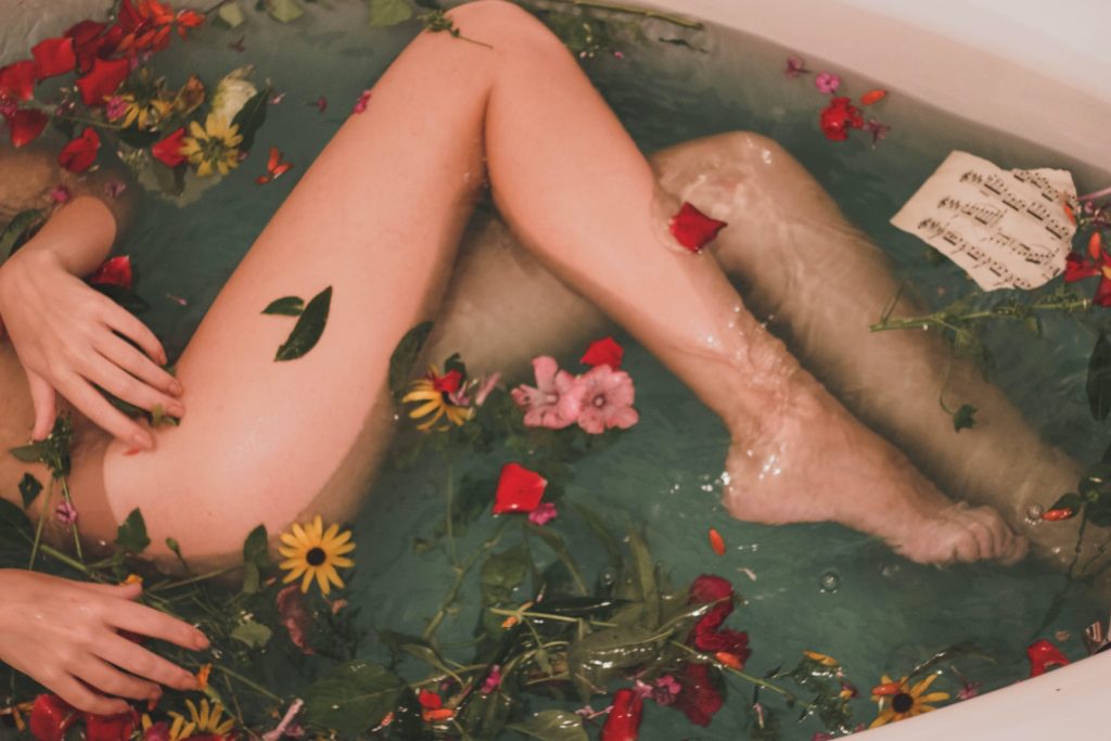 baignoire avec eau et fleurs