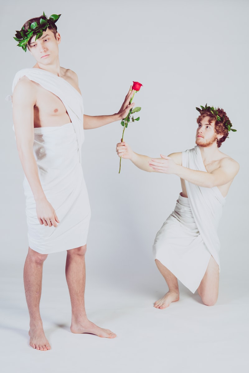 Un homme donne une rose à un autre homme