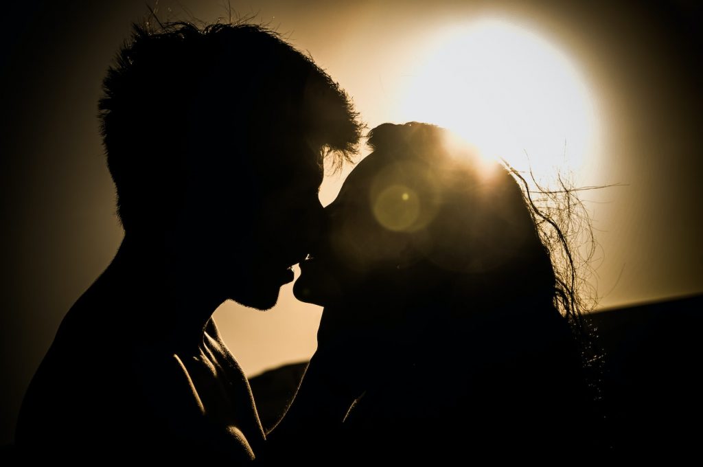 homme et femme s'embrassant sous le soleil