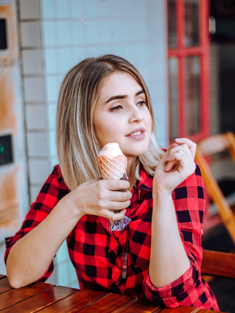 femme mangeant une glace