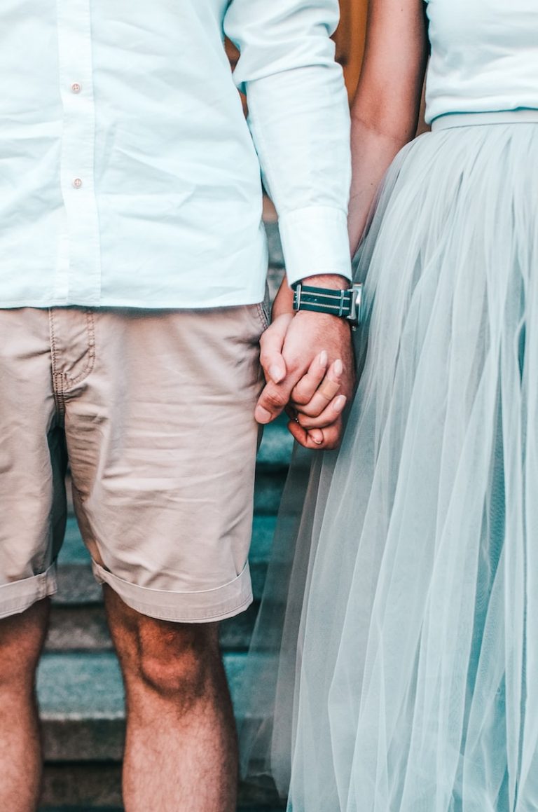 Pourquoi elle me touche le bras? 8 significations Amour Pour La Vie