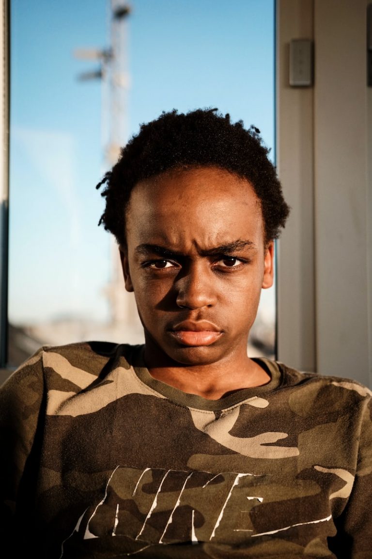 Pourquoi il me regarde fixement sans sourire ? Signification Amour Pour La Vie