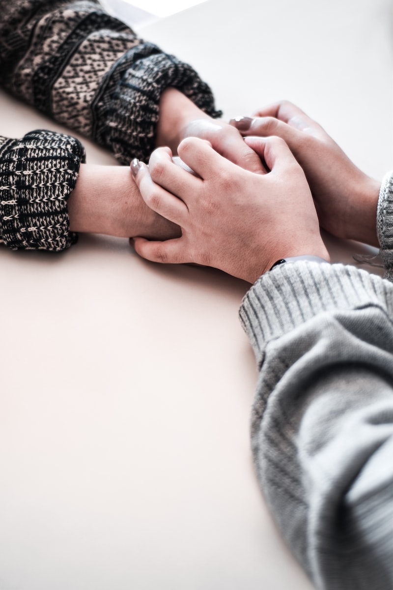 Pourquoi elle me touche le bras? 8 significations Amour Pour La Vie