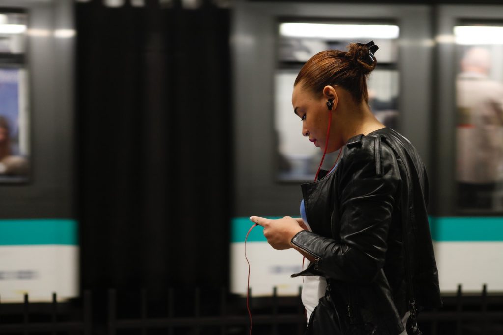 femme utilisant un téléphone près d'un train