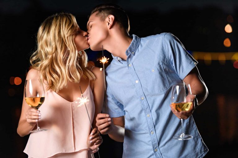 Comment embrasser accidentellement un ami et s’en sortir (31 façons)