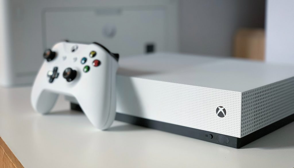 console xbox one blanche sur table blanche