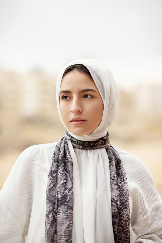 femme portant un hijab blanc et une chemise blanche à manches longues