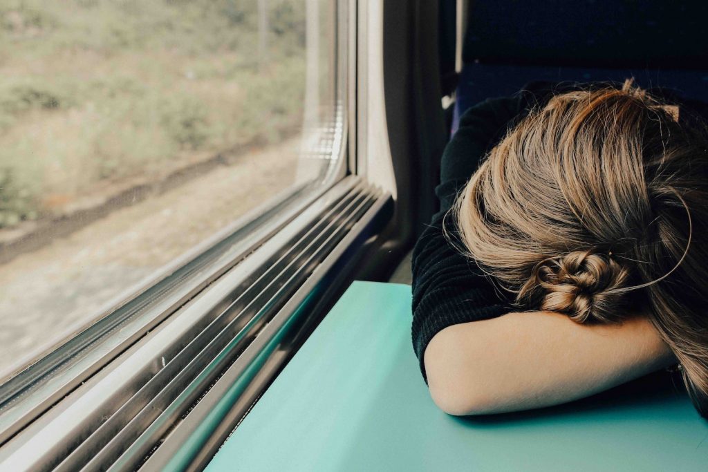 femme endormie dans un train en plein jour
