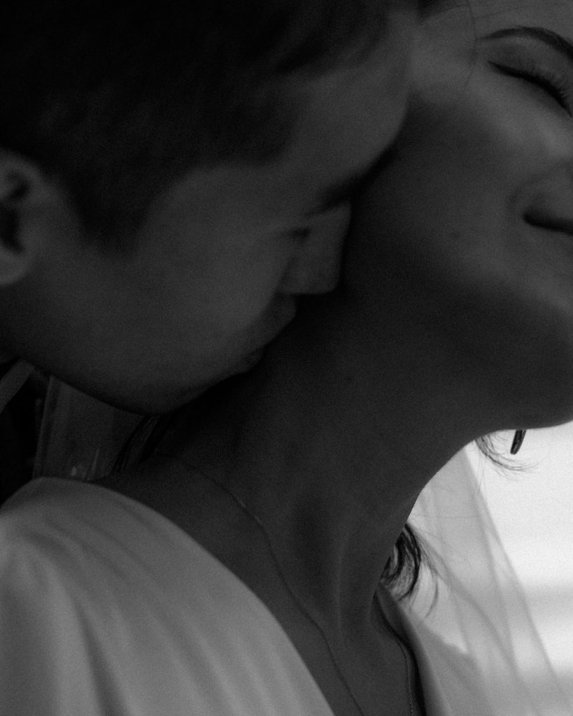 Homme embrassant une femme sur le cou par derrière