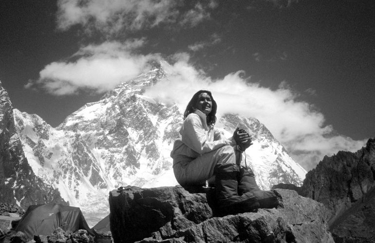 Wanda Rutkiewicz, Pakistan/Chine, 1982, lors de l'expédition K2 (le pic en arrière-plan), photo : archives de Jerzy Kukuczka / Forum
