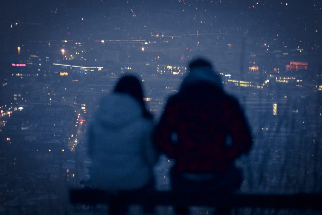 homme et femme assis sur un banc pendant la nuit