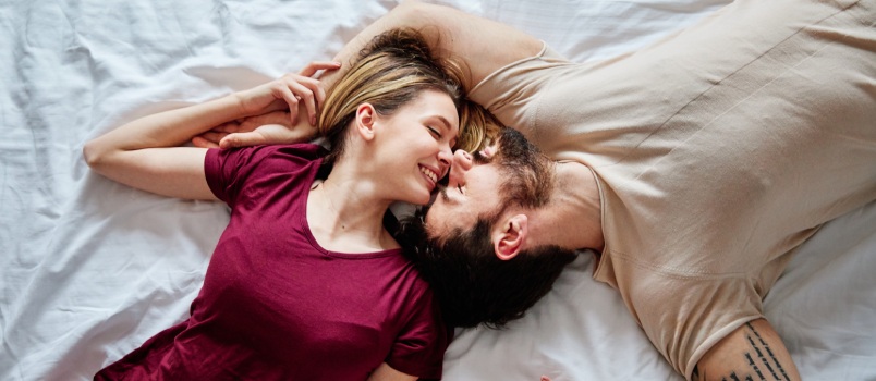 Couple allongé sur le lit