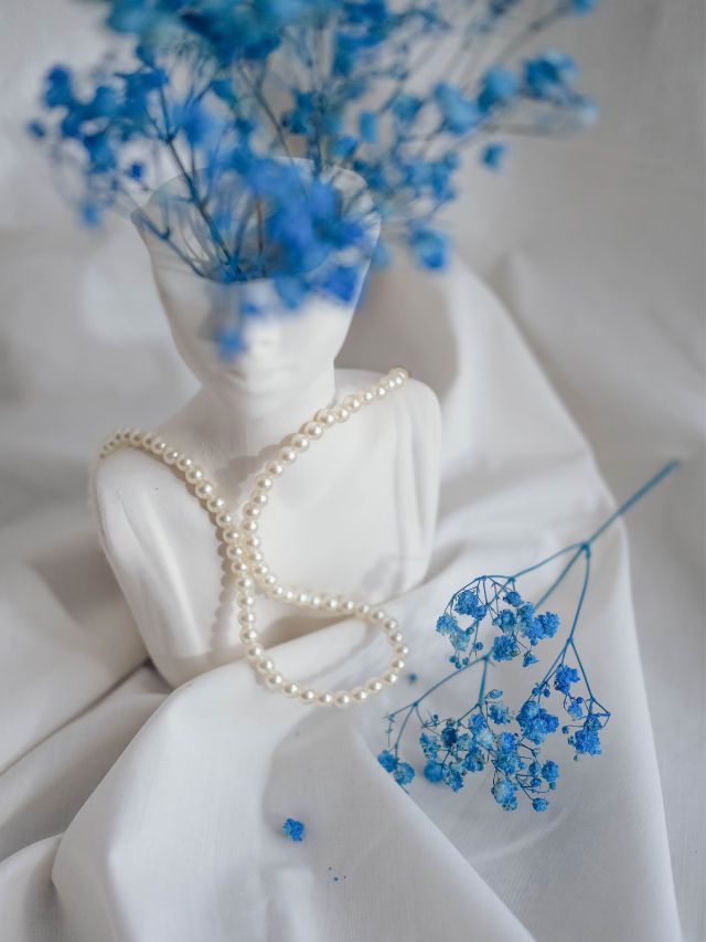 fleurs bleues avec vase buste et perles