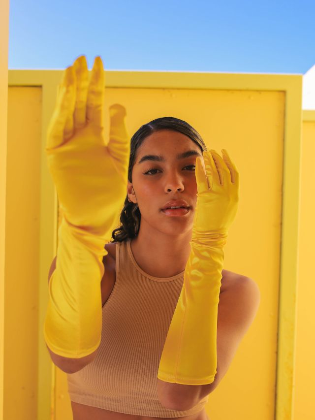 femme aux gants jaunes