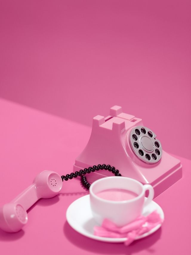 téléphone rose et café rose sur fond rose