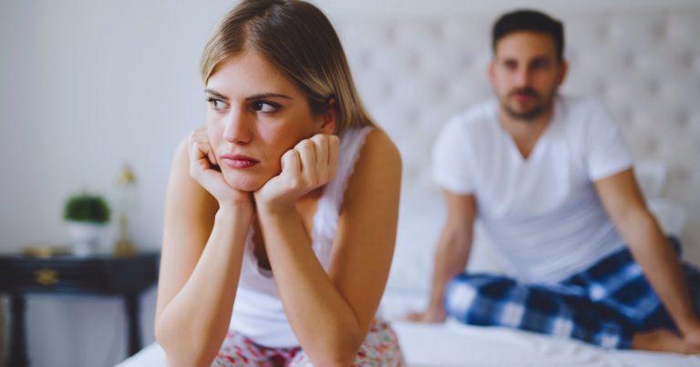 8 signes indiquant que vous êtes dans une relation uniquement par solitude